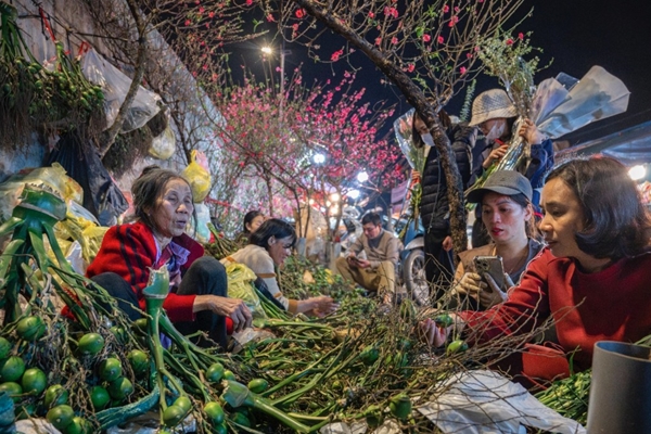 Thị trường hàng hóa ngày 28 Tết Sôi động, giá cả ổn định